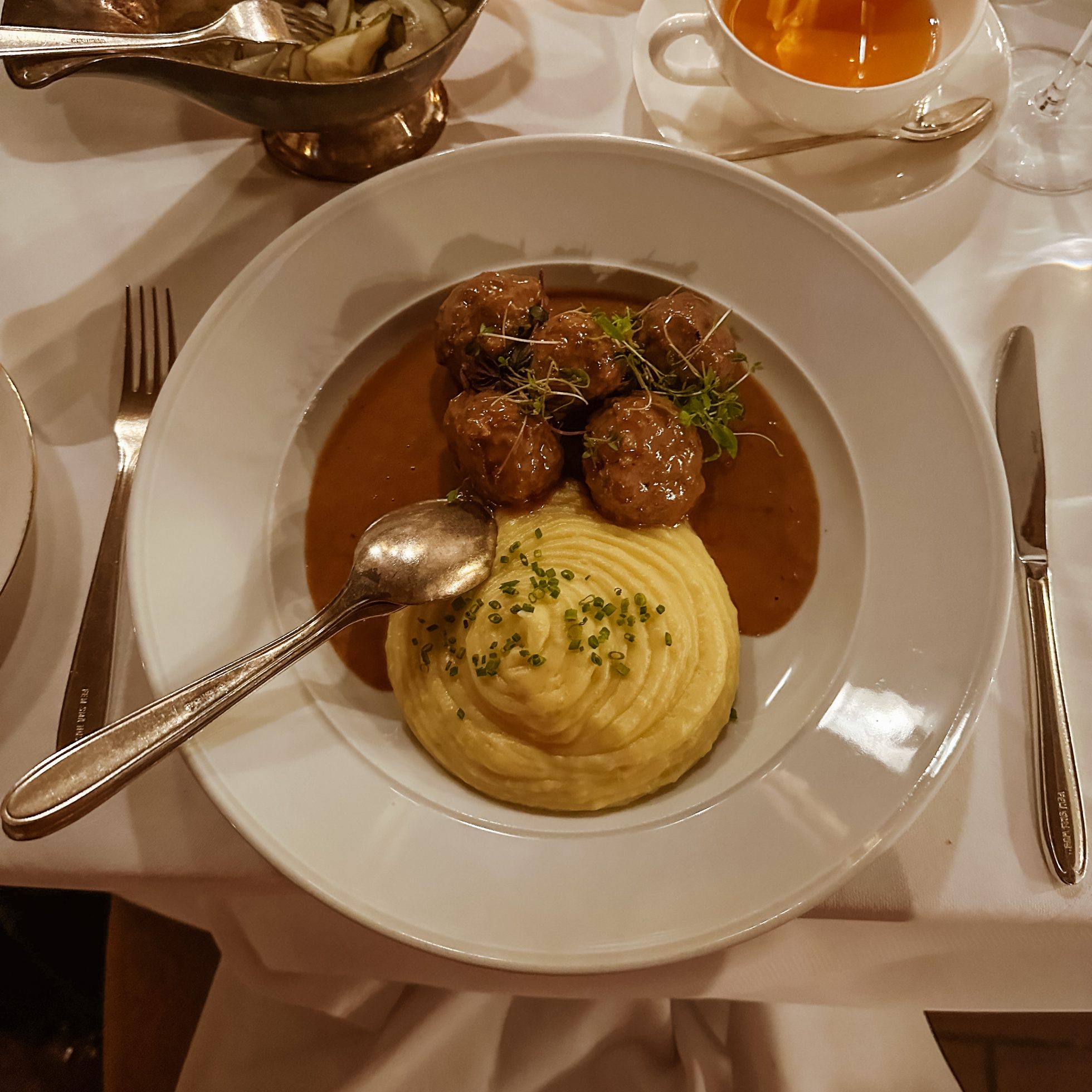 Szwedzkie klopsy z ziemniaczanym puree i żurawiną; sztokholm w jeden dzień